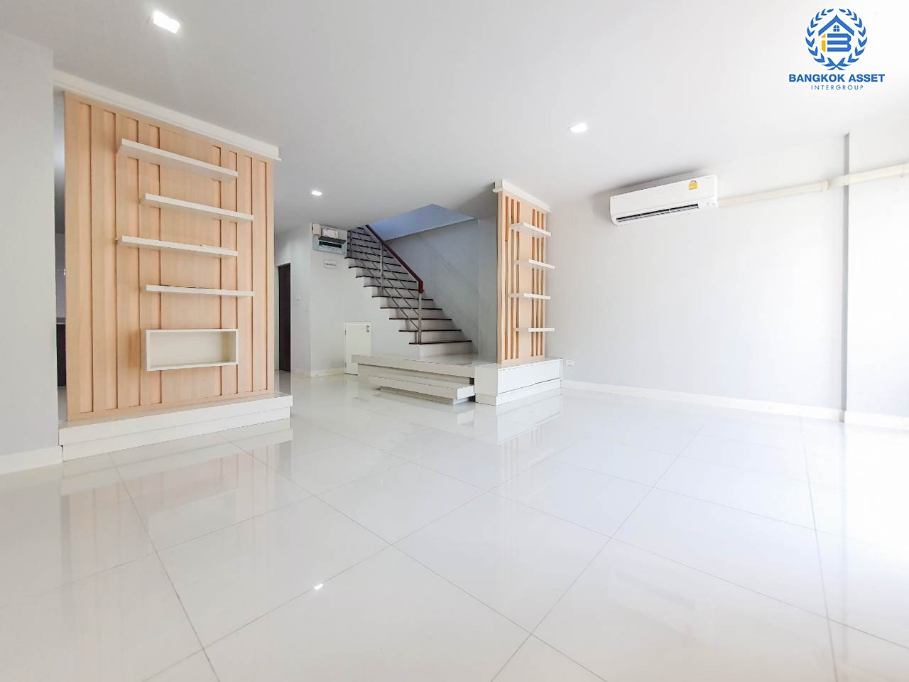 *****ทาวน์โฮมมือสอง 3 ชั้น ม.แกรนด์ ไอ-ดีไซน์ วิภาวดี หน้าบ้านกว้างถึง 6.5 เมตร บนเนื้อที่มากถึง 29.2 ตร.ว. ฟังก์ชันจัดเต็ม 3 ห้องนอน 3 ห้องน้ำ 2 ที่จอดรถ พร้อมอยู่ แถมฟรี! เครื่องปรับอากาศ 4 เครื่อง เครื่องดูดควัน 1 เครื่อง ทำเลดี เชื่อมต่อถนนวิภาวดี และถนนพหลโยธิน